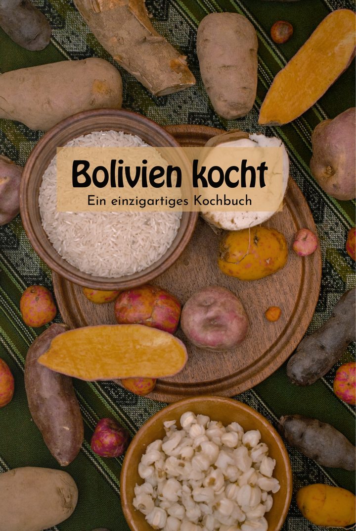 Buchcover „Bolivien kocht – Ein einzigartiges Kochbuch“: Kartoffeln, Reis und Mais auf einem Holzbrett